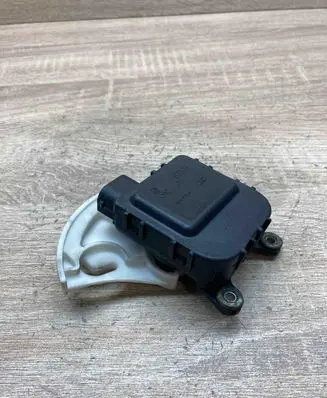 Volkswagen PASSAT B5 Air flap motor/actuator 8D1820511E 0132801146