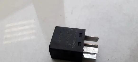 Volvo S40, V40 Other relay MB9533821 031232A