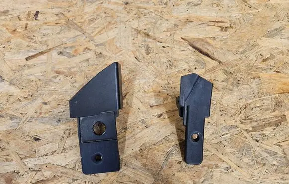 Headlight/headlamp mounting bracket