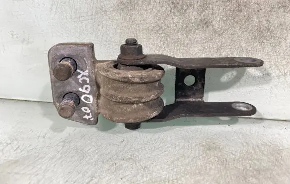 Volvo XC90 Engine mount bracket 30680750