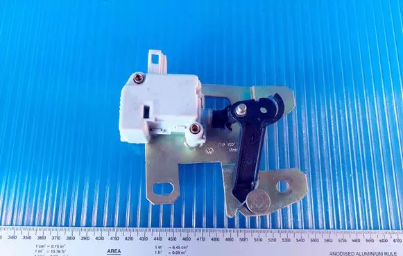 Volkswagen Touareg I Tailgate boot lock/latch motor 7L6827425