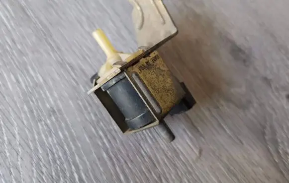 Audi 100 S4 C4 Valve vacuum 037906283A C328
