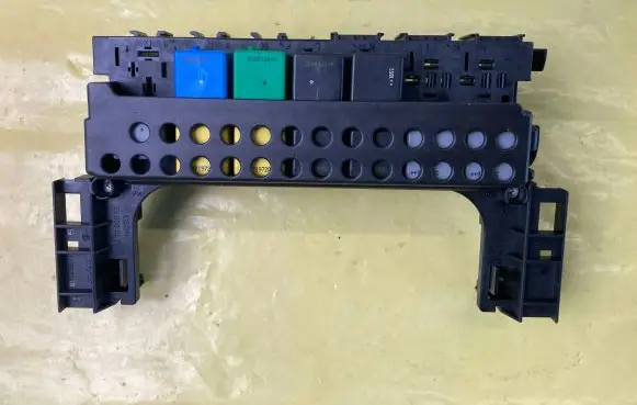 Mercedes-Benz B W245 Relay mounting block A1695450001