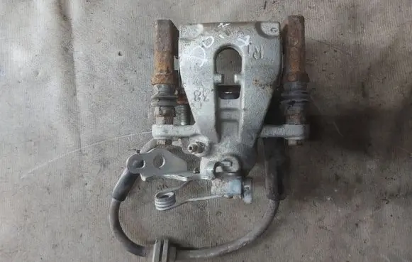 Ford Kuga I Rear brake caliper