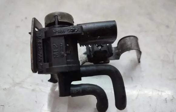 Volkswagen Tiguan Valve vacuum 1K0906283A