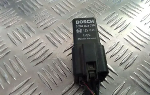 Skoda Octavia Mk2 (1Z) Glow plug pre-heat relay 0281003038 038907281D