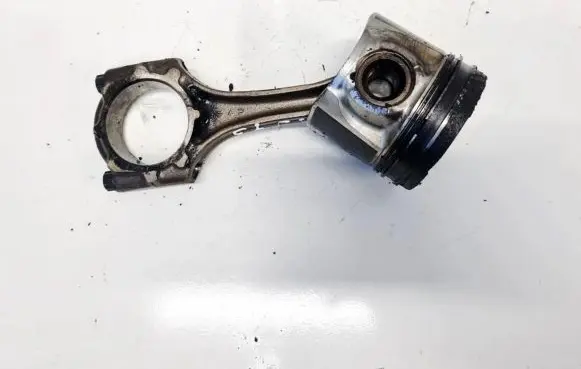 Toyota Avensis T250 Piston with connecting rod