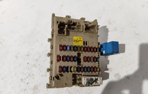 Nissan Almera N16 Fuse module 243505M300 0518002