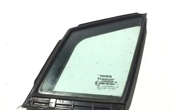 Toyota Avensis T270 Front door vent window glass four-door 6821605010D