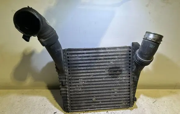 Volkswagen Touareg I Intercooler radiator 7L0145803A B5418