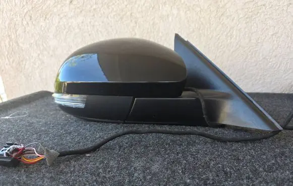 Skoda Yeti (5L) Front door electric wing mirror 5L0857934