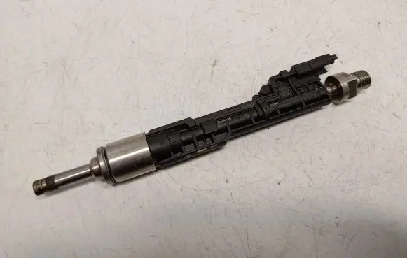 BMW X3 F25 Fuel injector 13647639994