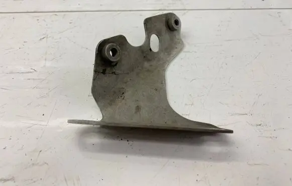 Audi Q7 4L Fender mounting bracket 4L0821136