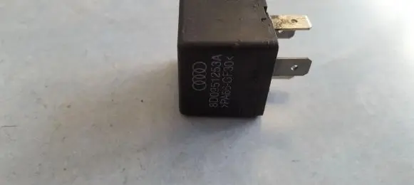 Volkswagen PASSAT B5.5 Other relay 8D0951253A