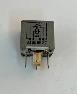 Volkswagen PASSAT B5 Other relay 443951253K