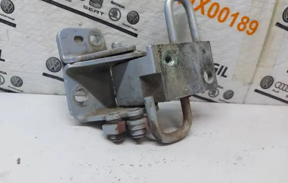 Seat Altea Front door upper hinge 5P083141