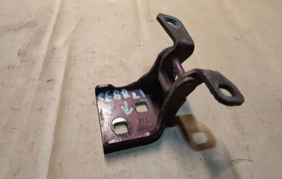 Chrysler Sebring (ST-22 - JR) Front door lower hinge 