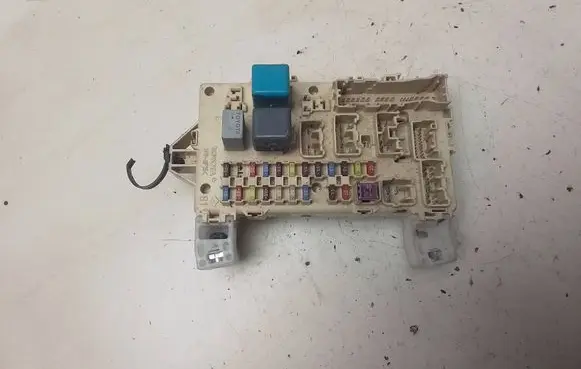Toyota Corolla Verso AR10 Fuse module 892210F010 5000691225