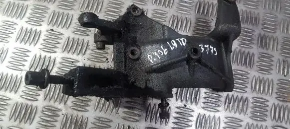 Engine mounting bracket