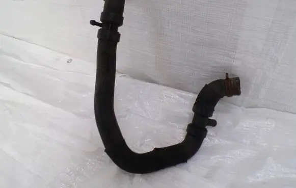 Engine coolant pipe/hose