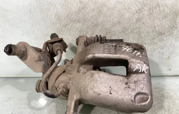 Volkswagen Jetta V Rear brake caliper