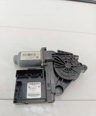 Volkswagen Touran II Front door window regulator motor 5K0959792 05075732 73222081130434