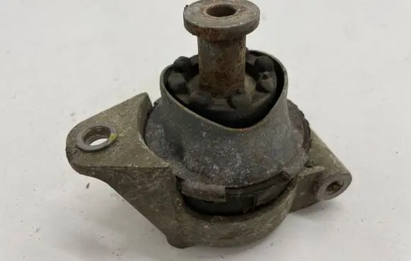 Opel Zafira B Engine mount bracket