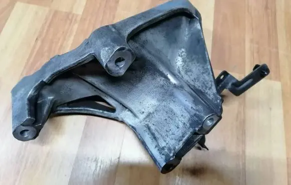 Volkswagen Touareg I Engine mounting bracket 070199307A 070199307B