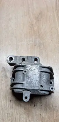 Volkswagen Touran I Engine mount bracket 1K0199262B