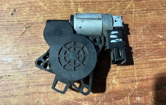 Mazda 3 I Front door window regulator motor G22C5858X