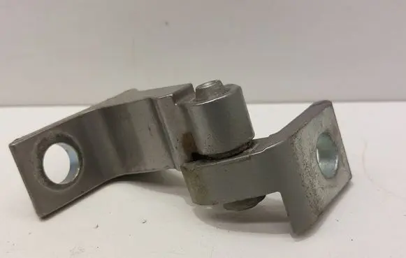 Volkswagen PASSAT B8 Front door upper hinge 8X0831404E