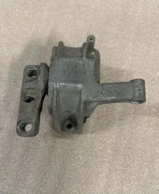 Volkswagen Tiguan Engine mount bracket 5N0199262