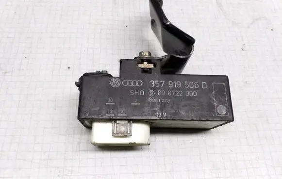 Volkswagen PASSAT B5 Coolant fan relay 357919506D 898722000