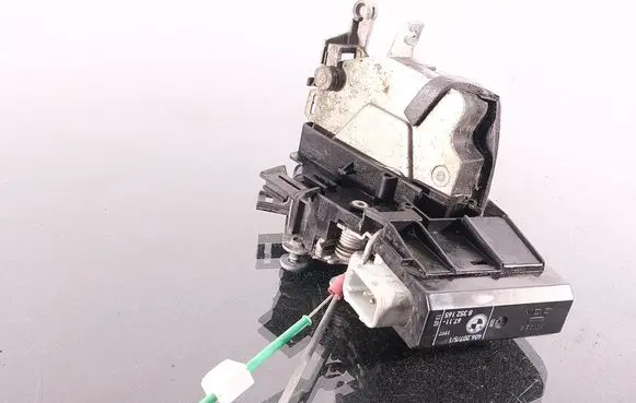 BMW 5 E39 Front door lock 67118352165