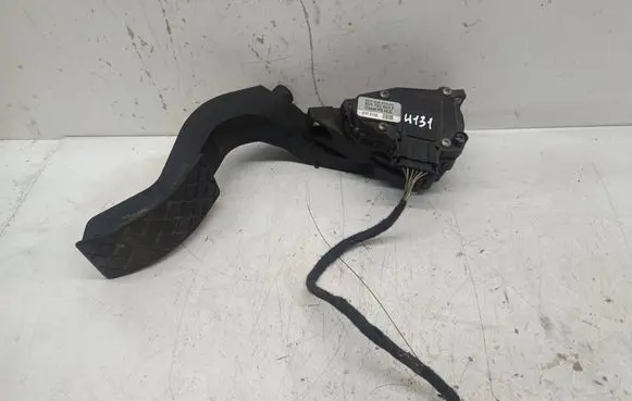 Volkswagen PASSAT B5 Accelerator throttle pedal 8D1721523F 6PV00837603