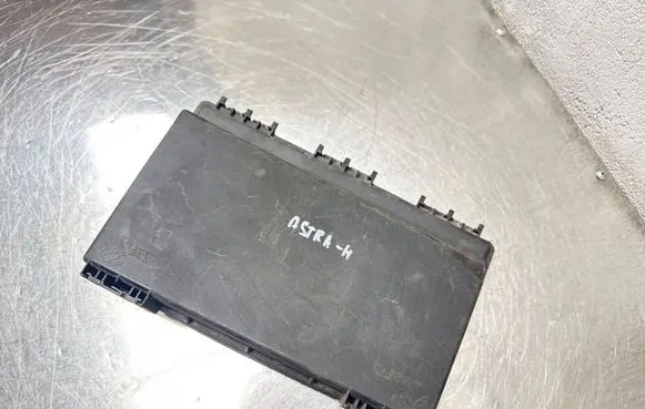 Opel Astra H Fuse box cover 13125865