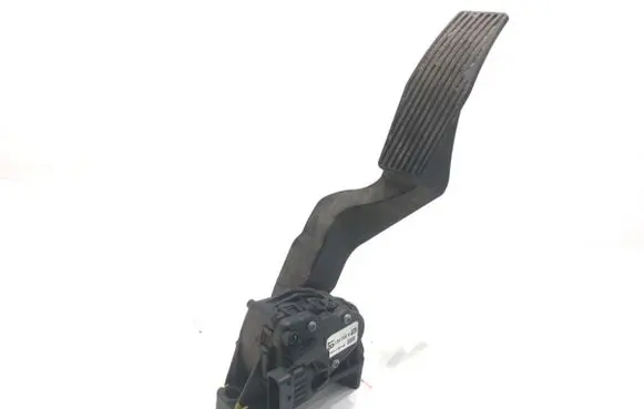 Accelerator throttle pedal