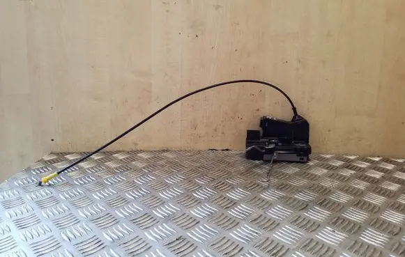 Opel Vivaro Front door lock 8200008261 91166229