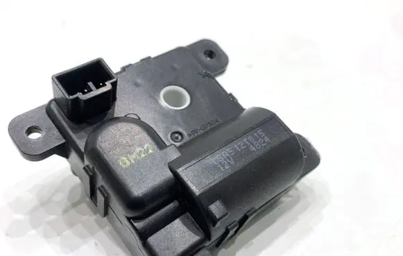 Suzuki Swift IV Air flap motor/actuator CSA512T015