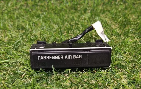Passenger airbag on/off switch