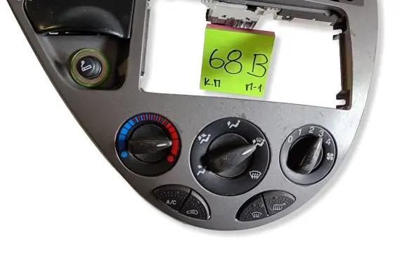 Ford Focus Central console control unit 4515615