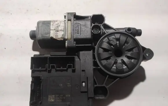 Volkswagen PASSAT B7 Front door window regulator motor 3C0959792B