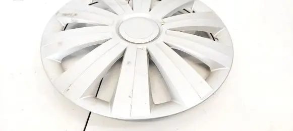 Toyota Avensis T250 R16 wheel hub/cap/trim 
