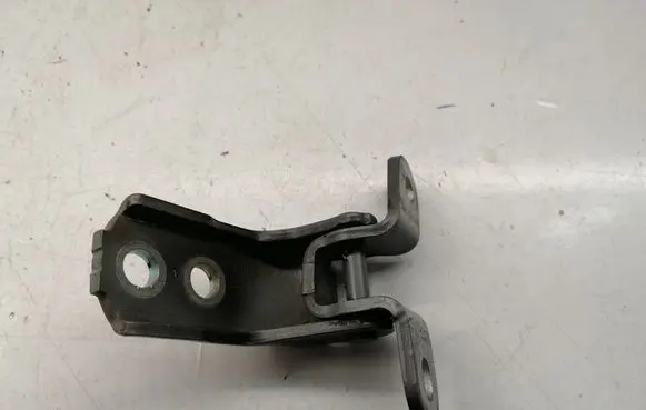 Toyota Avensis T270 Front door upper hinge 6872002060