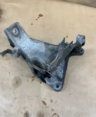 BMW 1 E81 E87 Engine mounting bracket 6760309 24168110