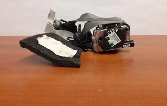 Jaguar XF X250 Front seatbelt 630704400 8397