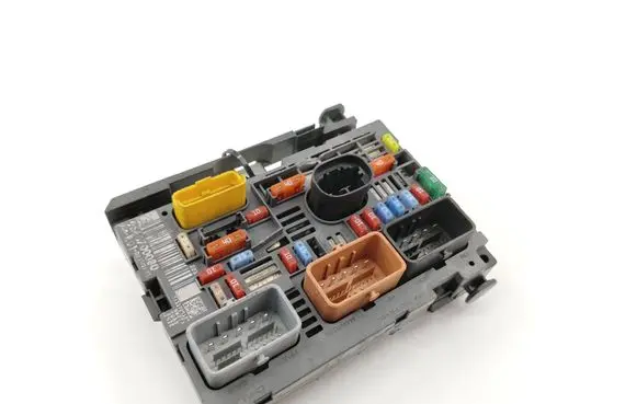 Citroen C4 I Picasso Fuse module 9666700080