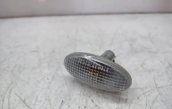 Suzuki Grand Vitara II Front fender indicator light