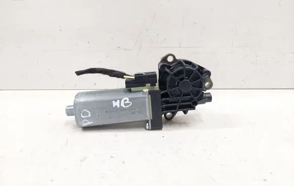 Mercedes-Benz C W204 Seat adjustment motor 820418984 0390203002