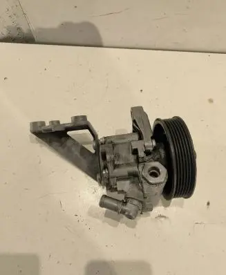 BMW 5 E60 E61 Power steering pump 7539015